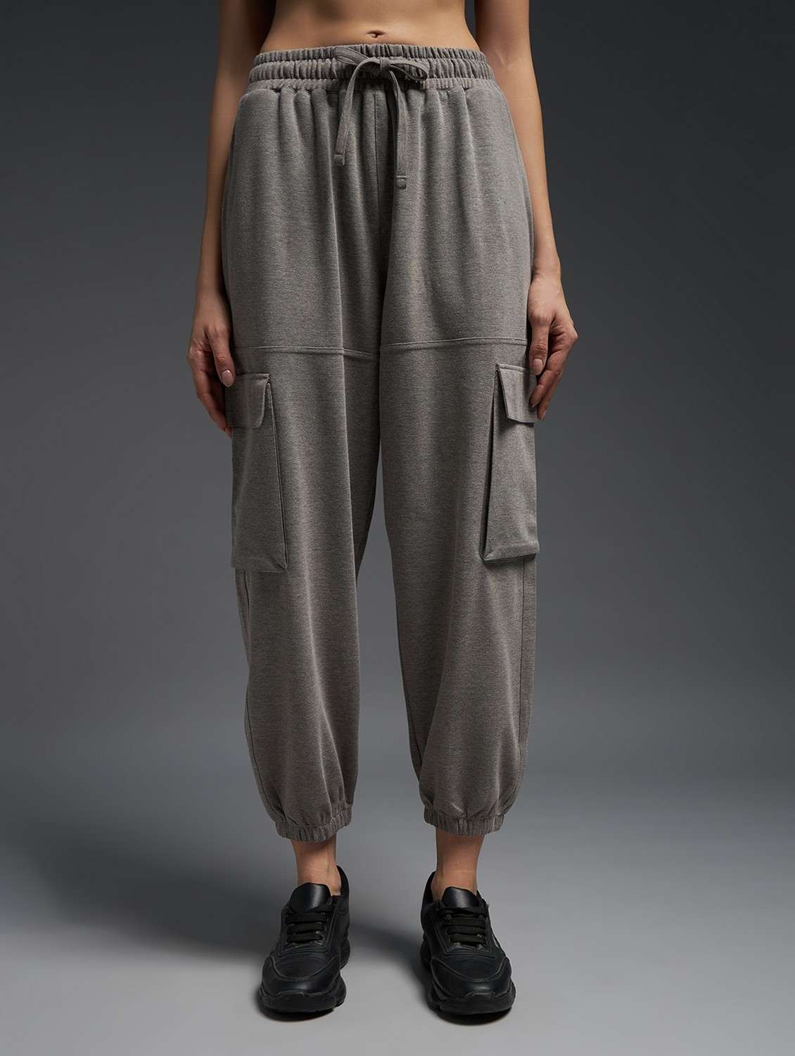 women solid mid rise cargo