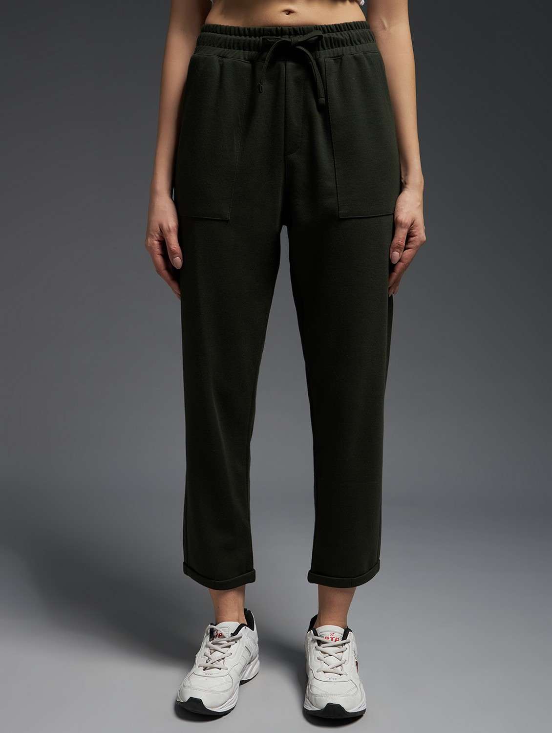 women solid mid rise track pant