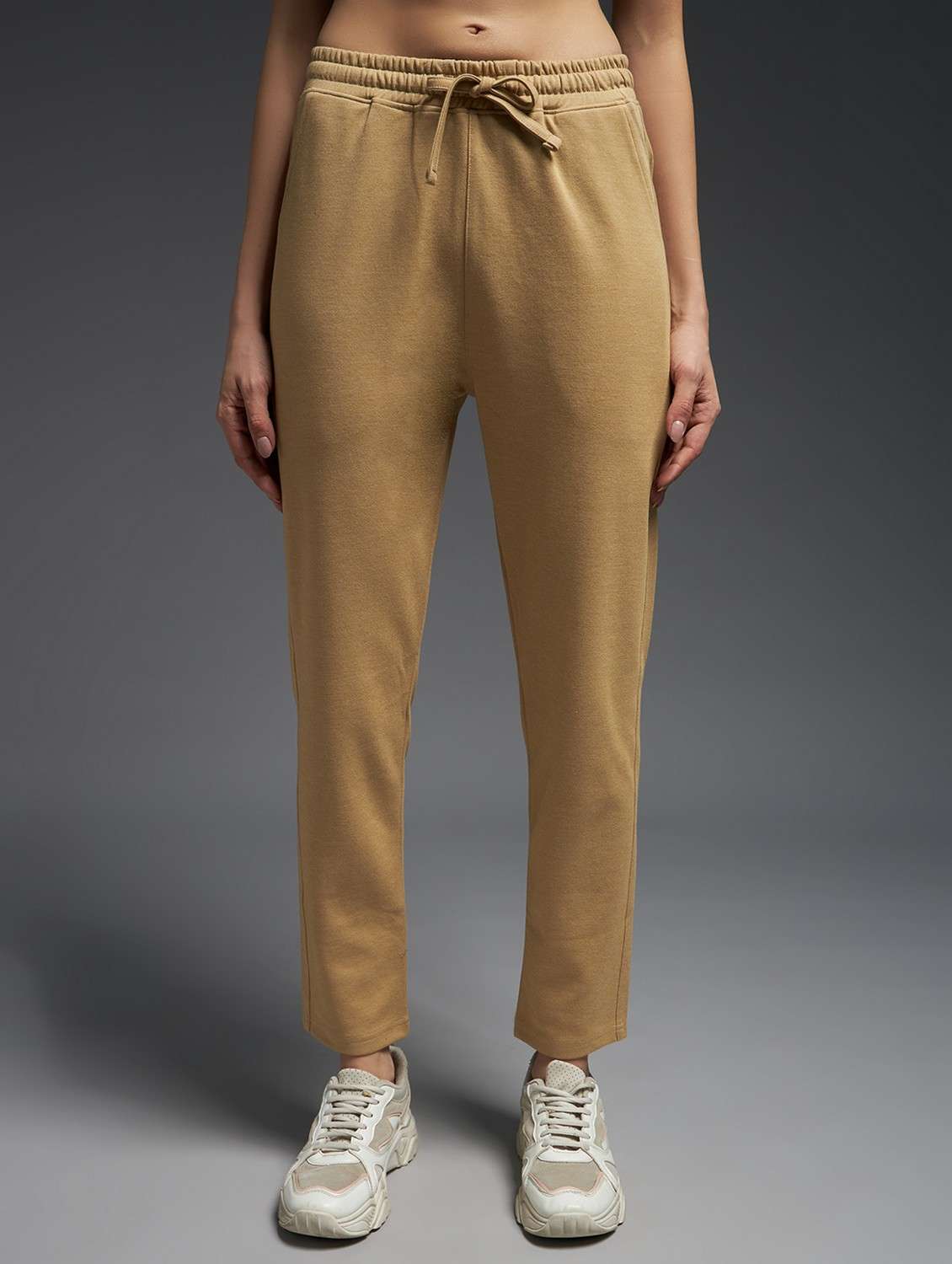 women solid mid rise track pant