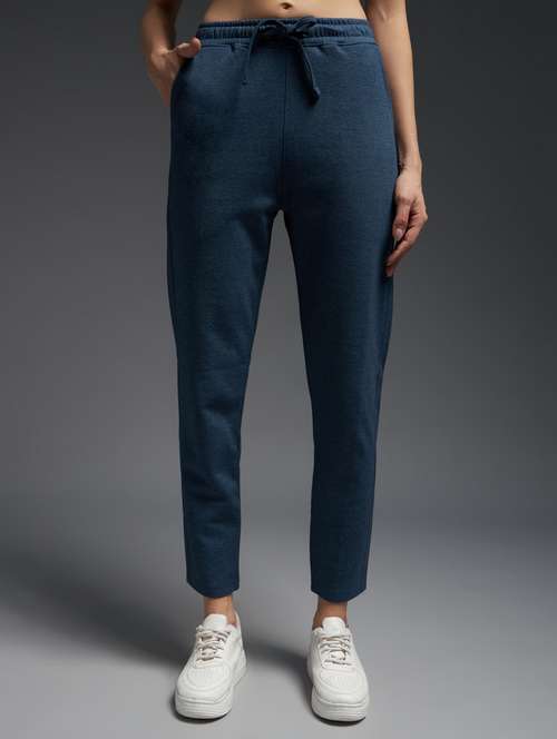women solid mid rise track pant