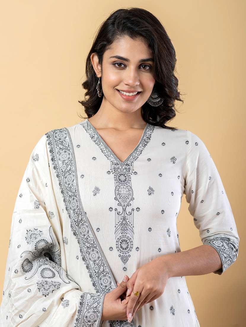 women three quarter sleeve kurta pant with dupatta set - 21766789 -  Standard Image - 4