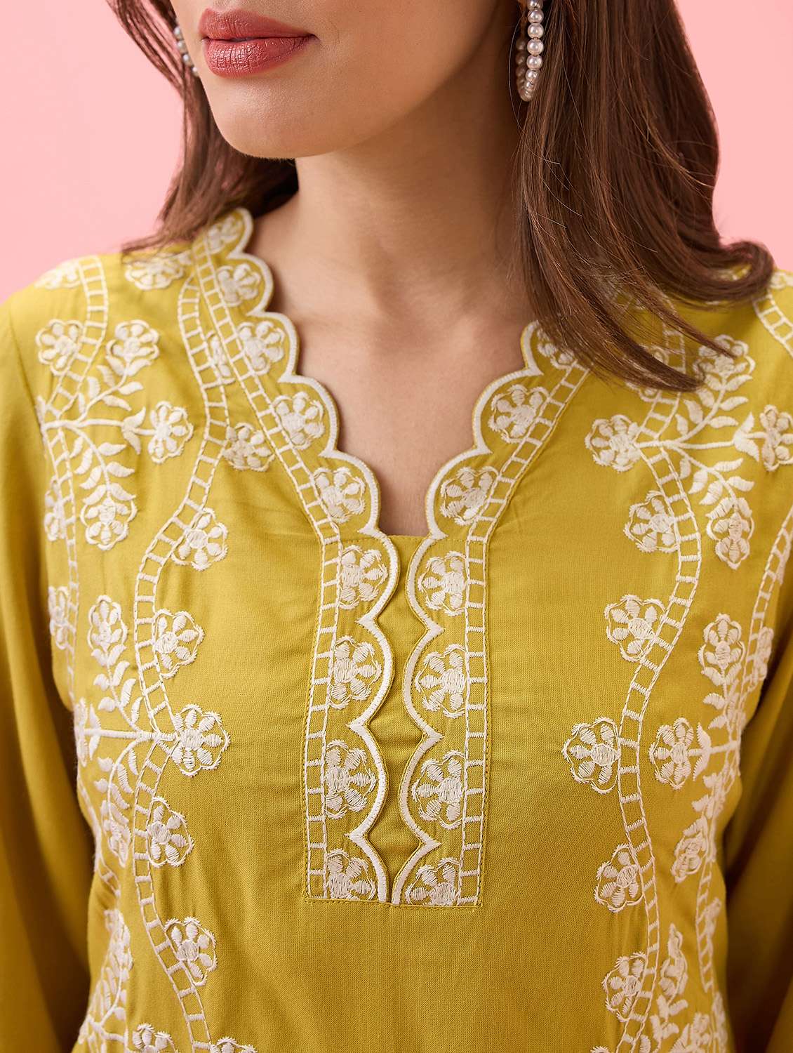 globus women green scalloped v-neck lace insert bell sleeves embroidered straight festive kurta & pants set - 21767492 -  Standard Image - 4