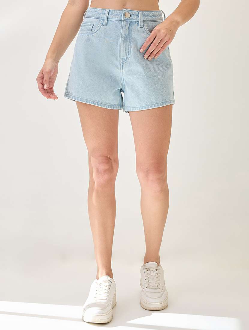 globus women light blue slim fit mid-rise above knee denim shorts