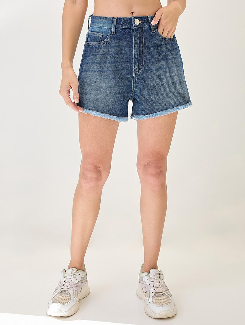 globus women med blue slim fit mid-rise frayed hem denim shorts