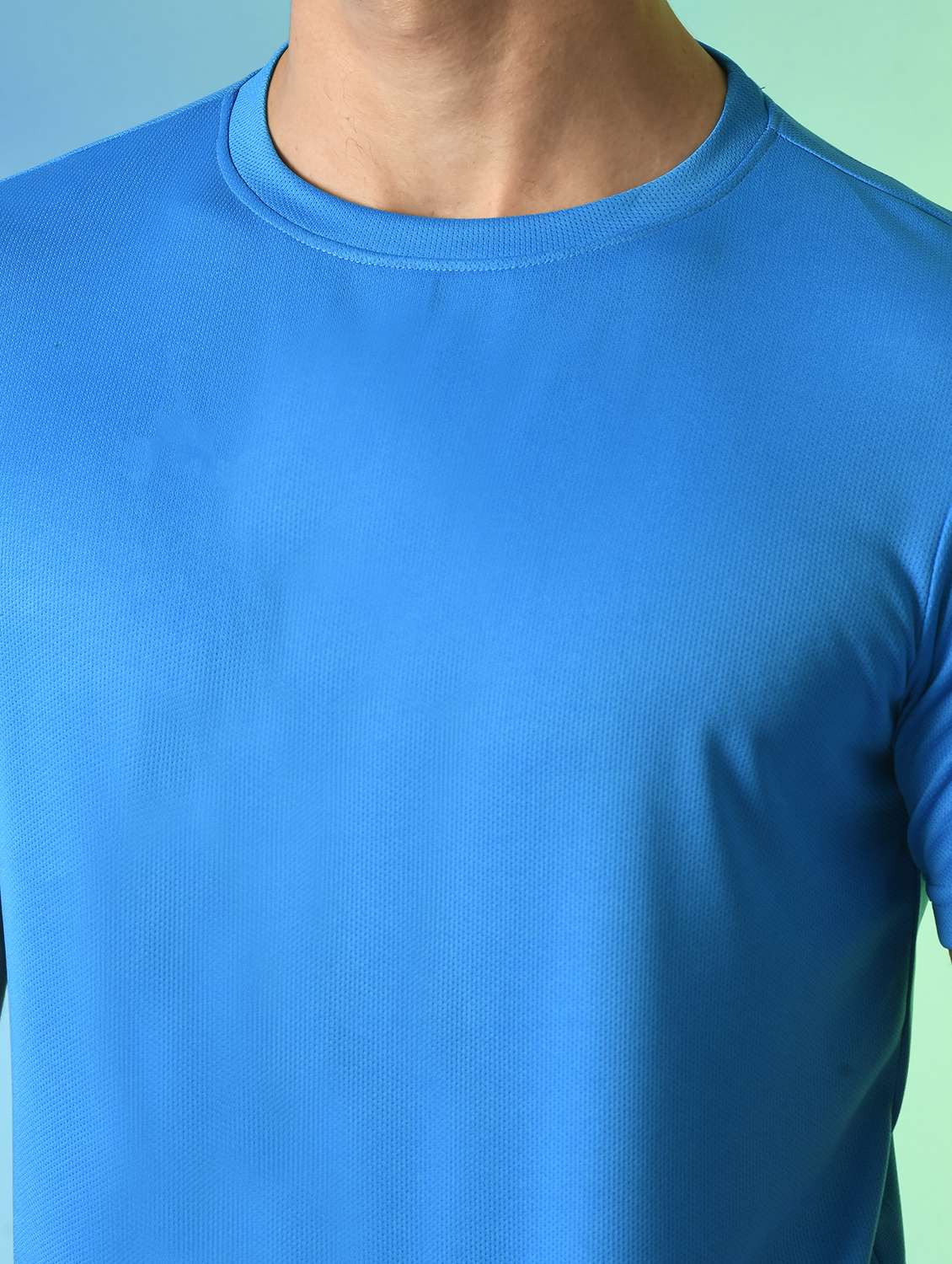 men short sleeves plain t-shirt - 21786381 -  Standard Image - 4