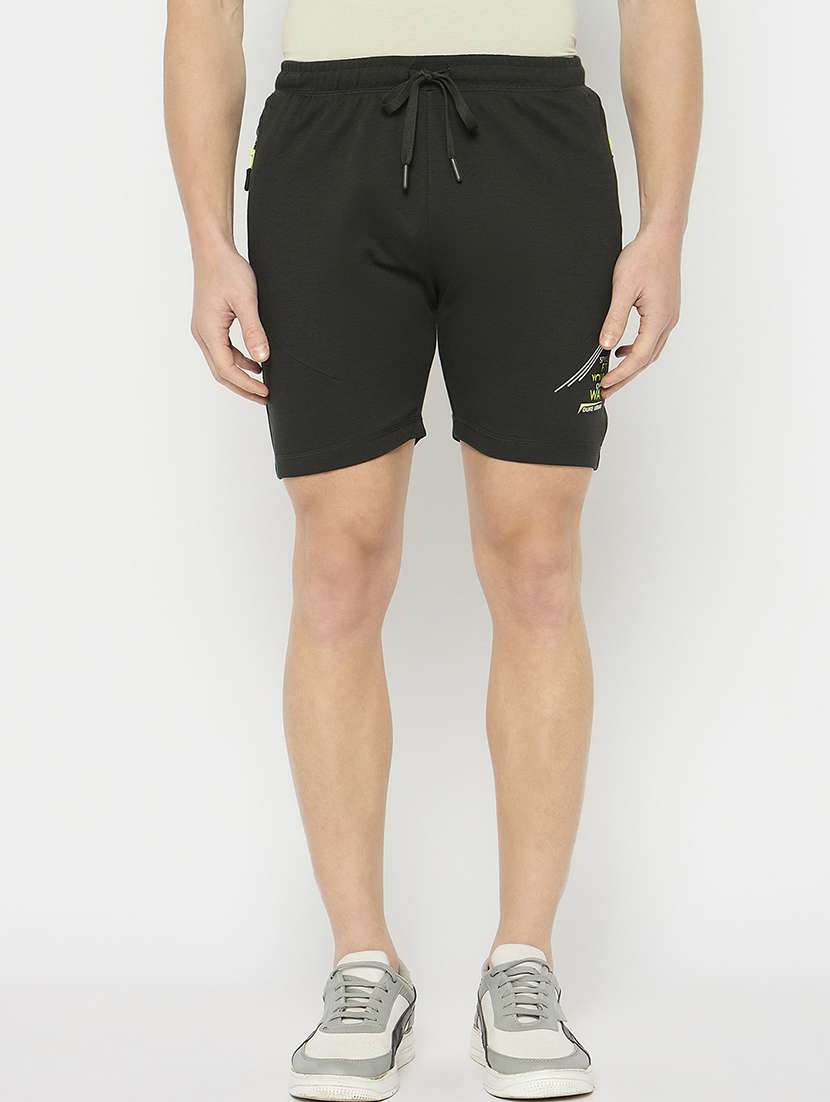 men solid mid rise regular fit short