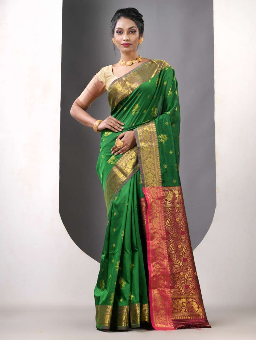 women self design bordered saree with blouse