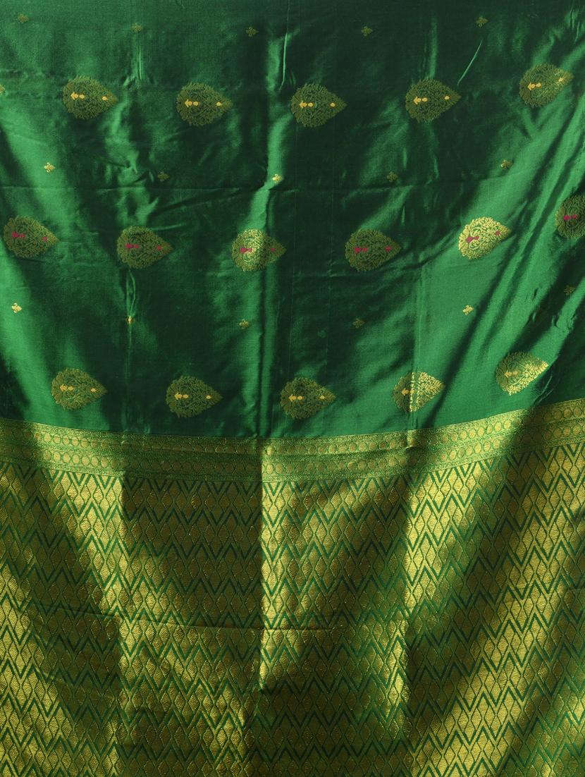 women self design bordered saree with blouse - 21839617 - Standard Image - 4
