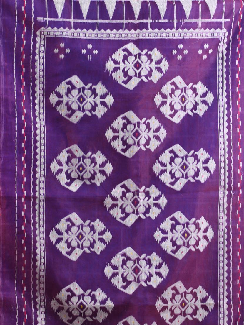 women self design handloom saree with blouse - 21839638 - Standard Image - 4