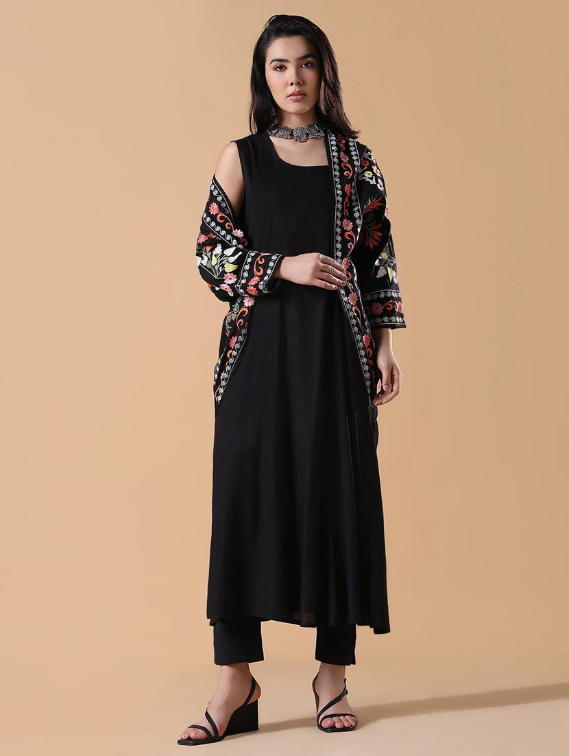women black sleeveless kurta with jacket - 21843132 - Standard Image - 4