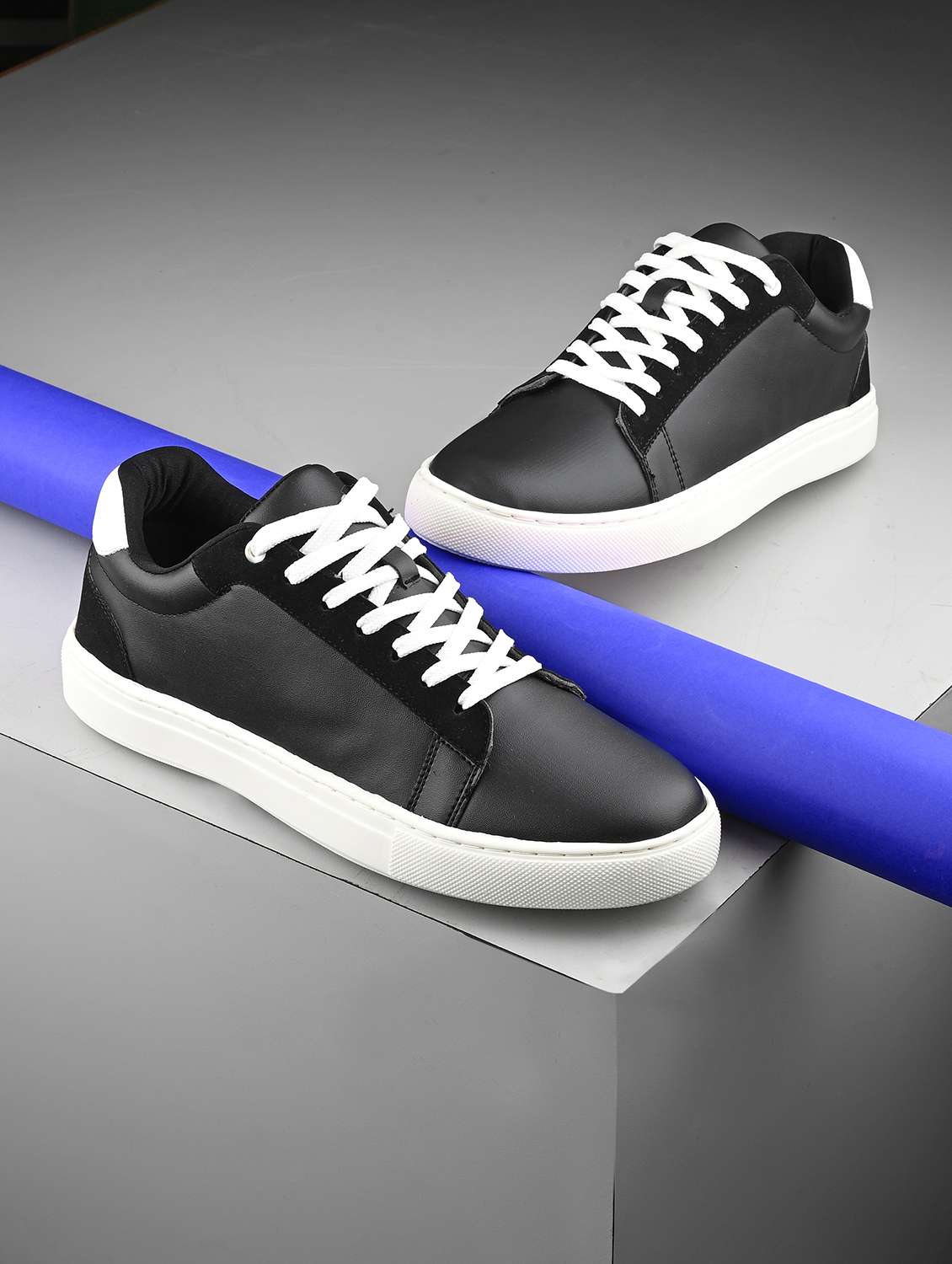 men black lace up sneaker