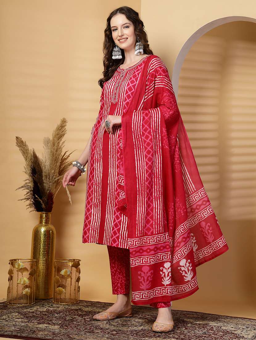 women three quarter sleeve kurta pant with dupatta set - 21844947 - Standard Image - 1
