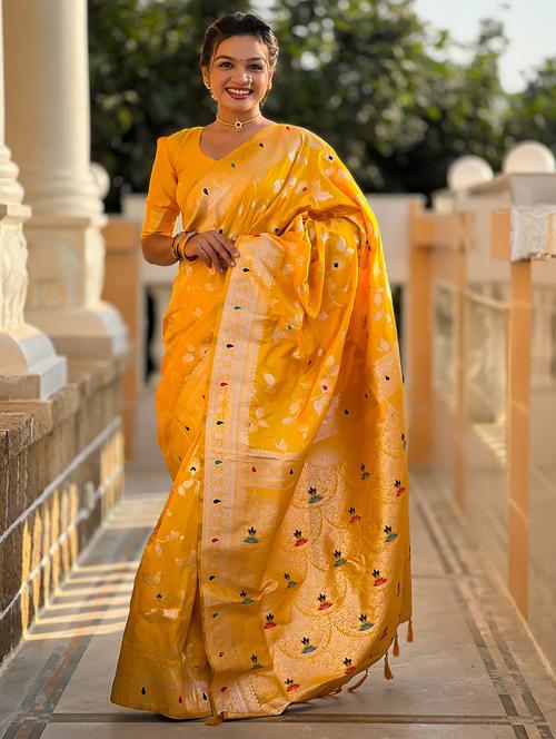 women self design banarasi saree with blouse - 21878987 - Standard Image - 0