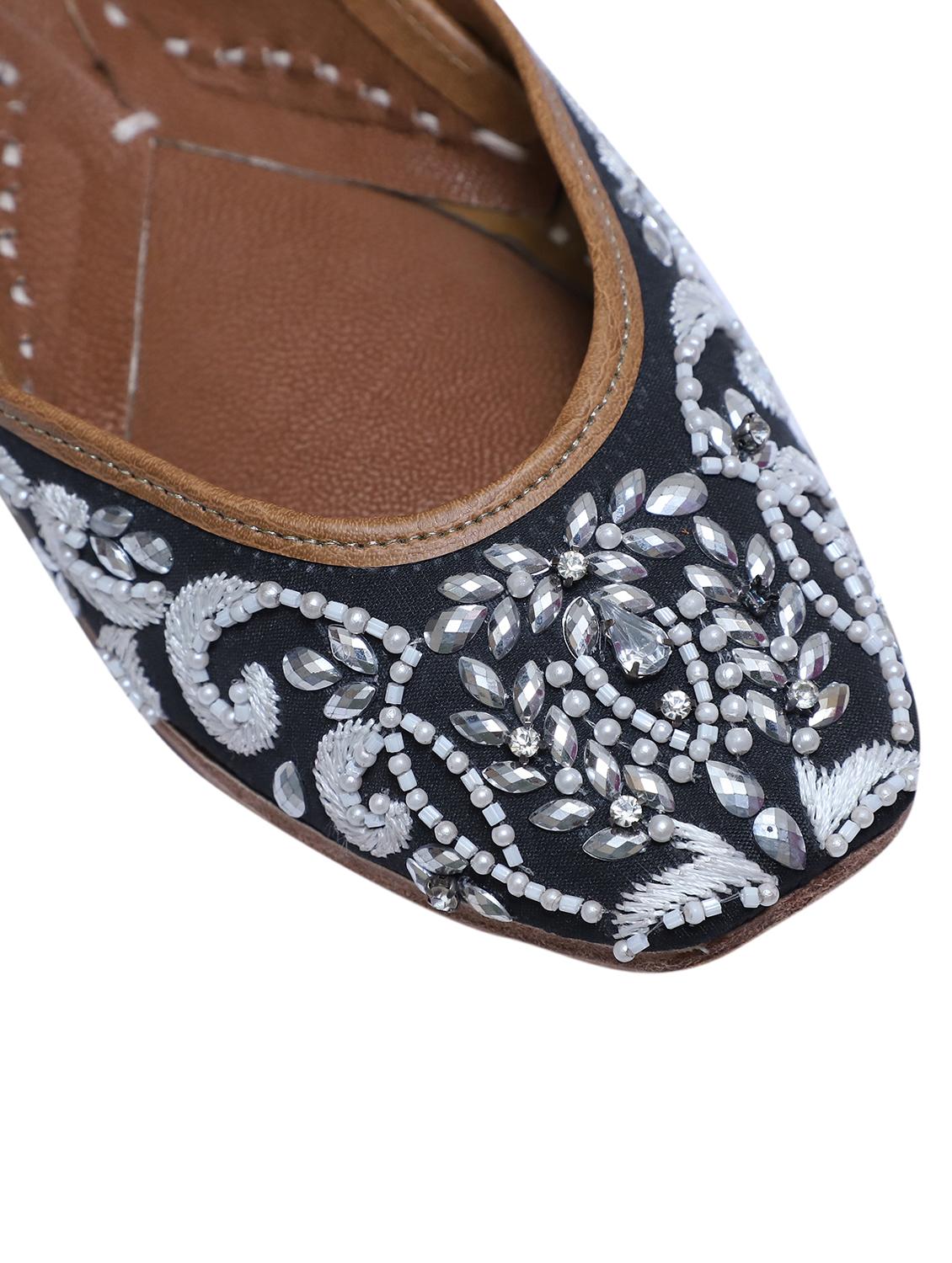women handmade embroidered punjabi jutti - 21904339 - Standard Image - 4