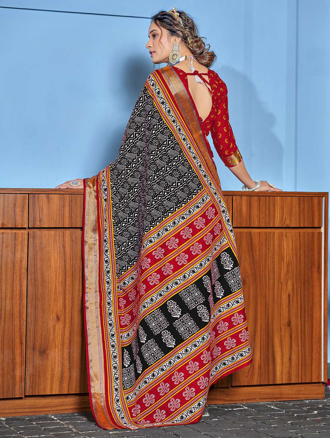 women printed casual wear saree with blouse - 21905356 - Standard Image - 1