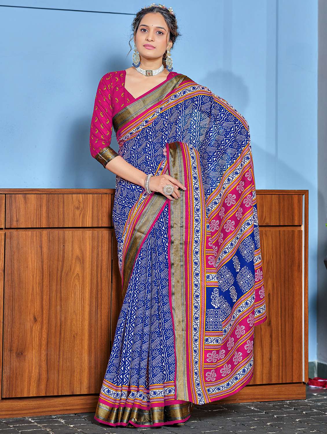 women printed casual wear saree with blouse - 21905357 - Zoom Image - 0