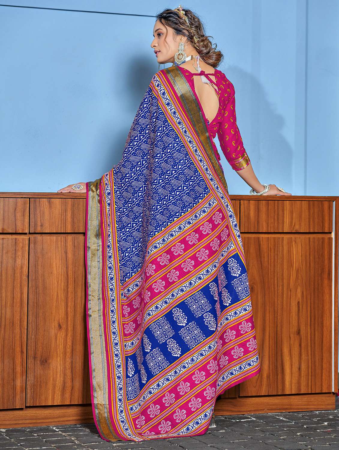 women printed casual wear saree with blouse - 21905357 - Standard Image - 1