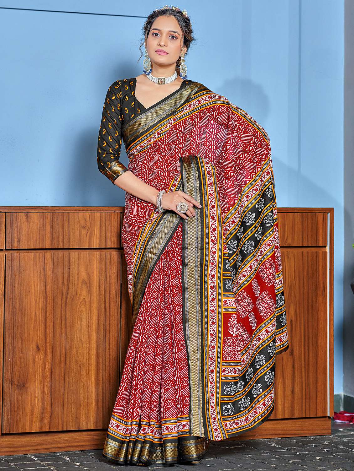 women printed casual wear saree with blouse - 21905359 - Zoom Image - 0