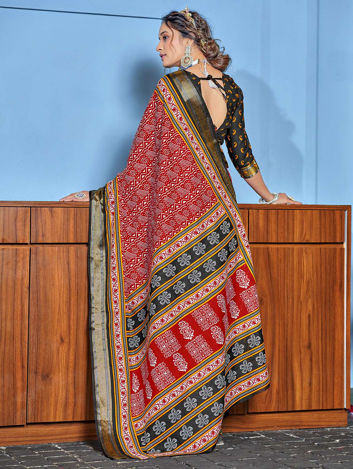 women printed casual wear saree with blouse - 21905359 - Standard Image - 1