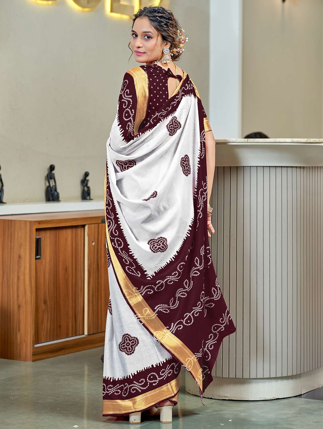 women bandhani printed casual wear saree with blouse - 21905364 -  Standard Image - 1