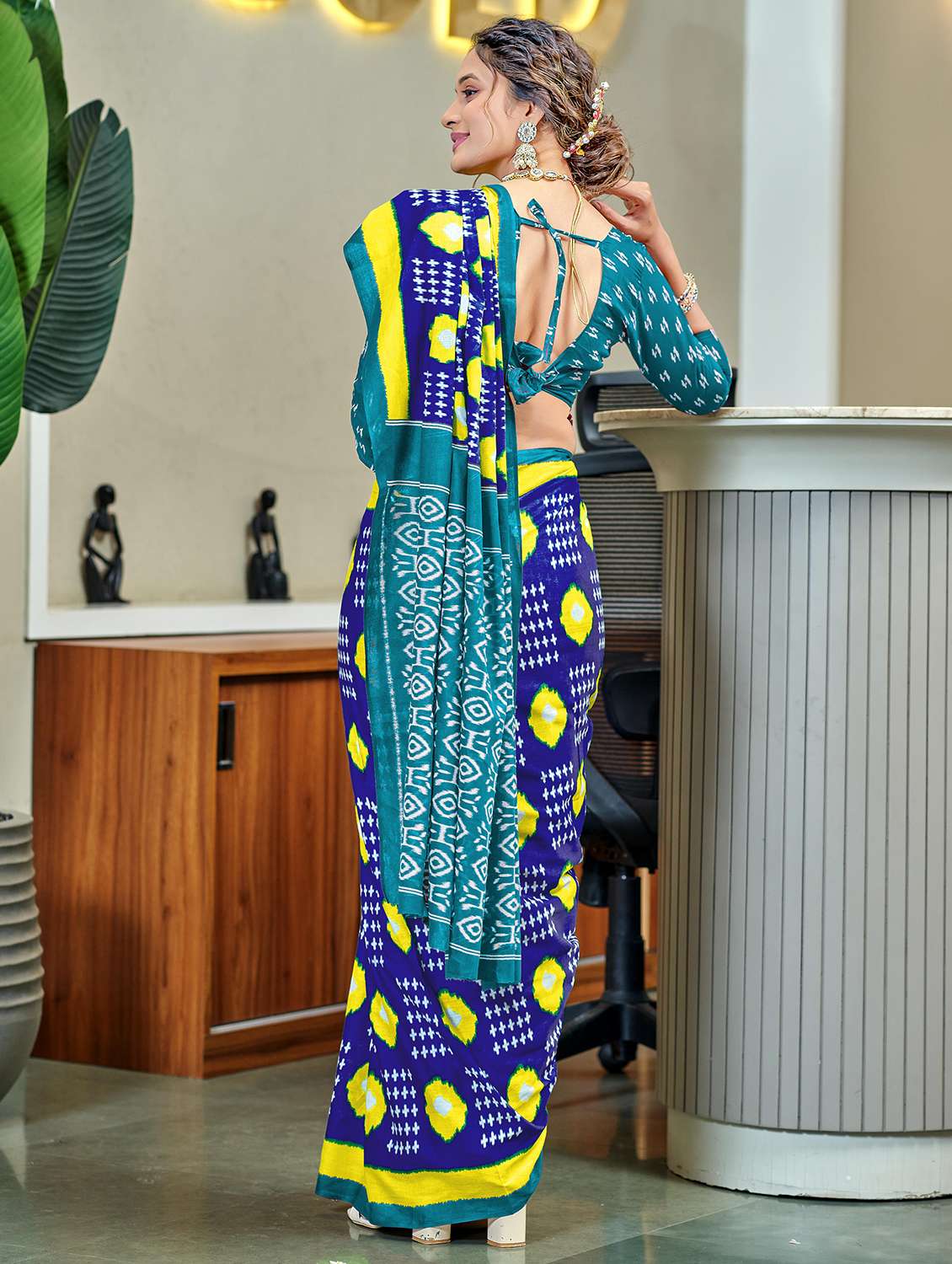 women ikat printed casual wear saree with blouse - 21905369 - Standard Image - 1