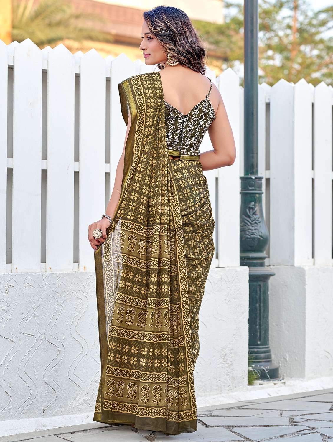 women printed casual wear saree with blouse - 21905374 - Standard Image - 1