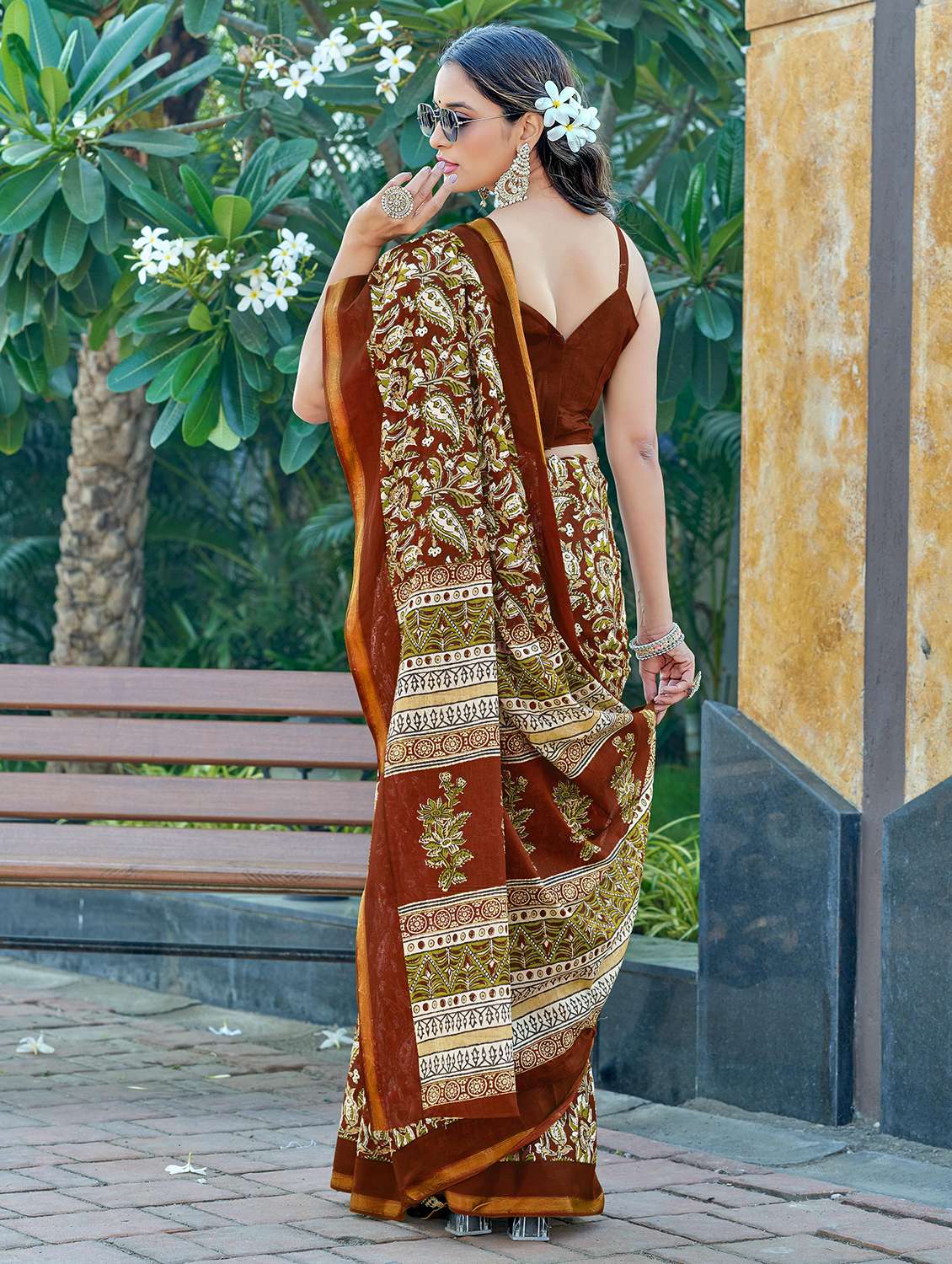 women printed casual wear saree with blouse - 21905377 -  Standard Image - 1