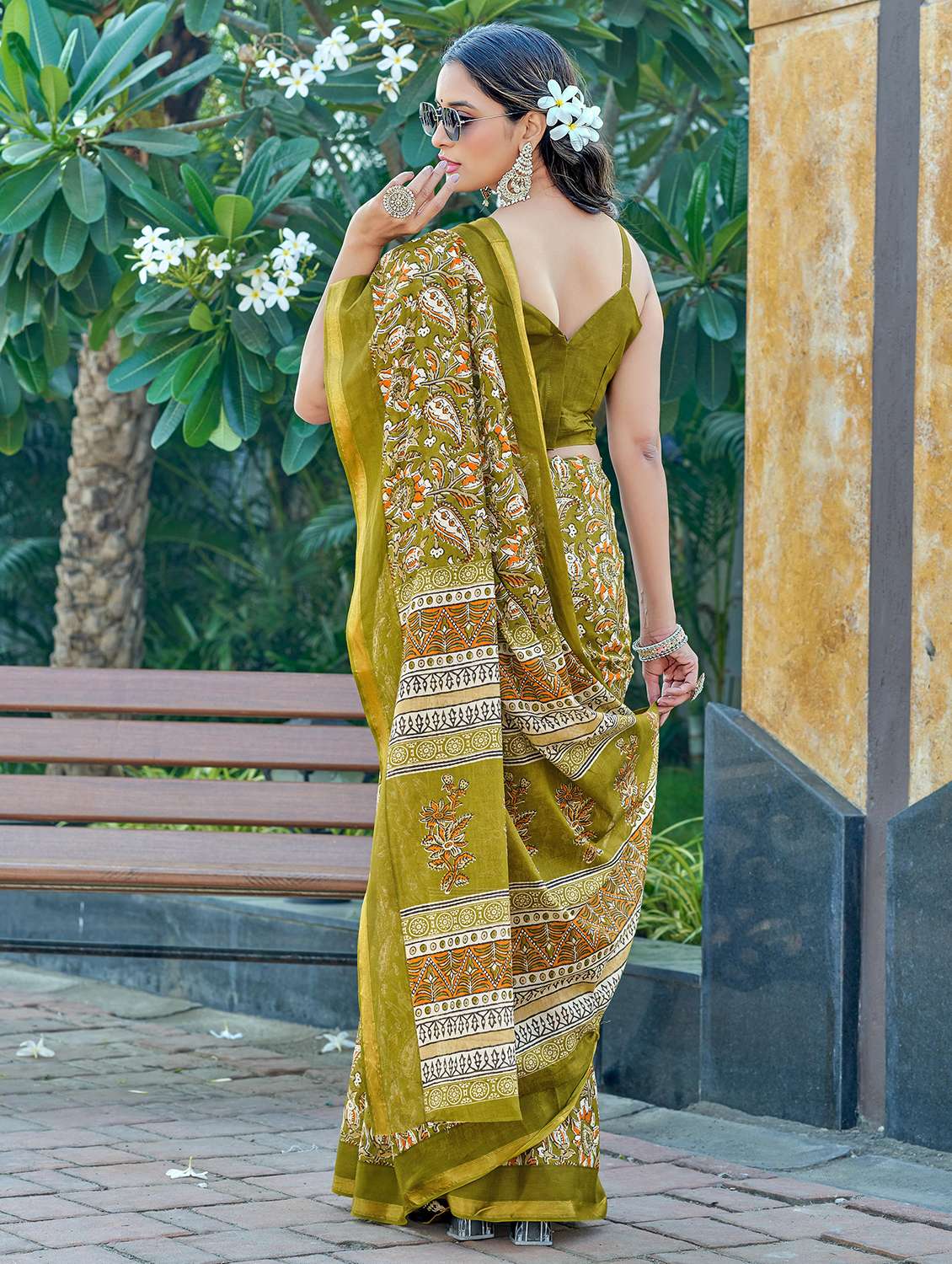 women printed casual wear saree with blouse - 21905378 -  Standard Image - 1