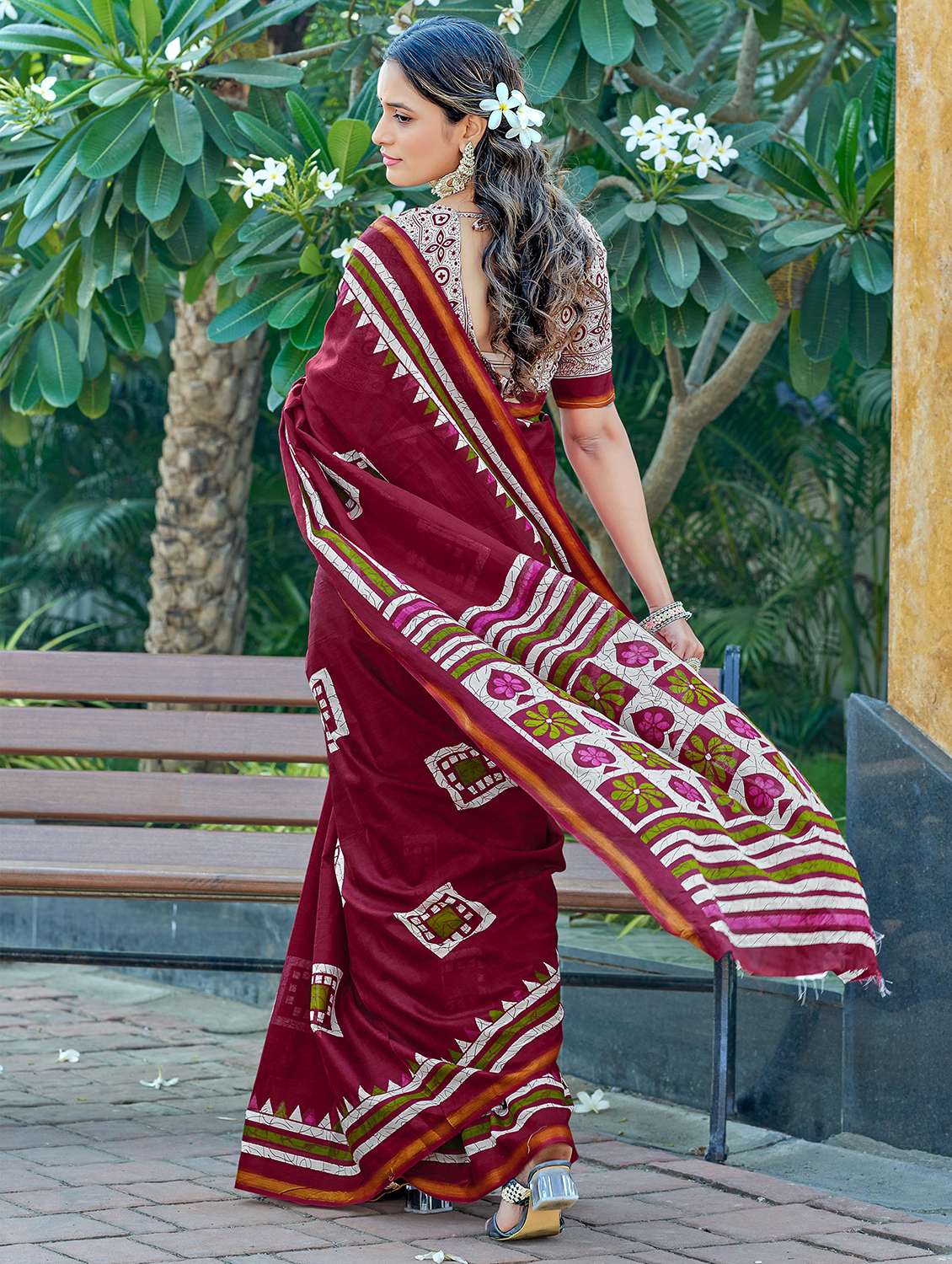 women printed casual wear saree with blouse - 21905381 -  Standard Image - 1