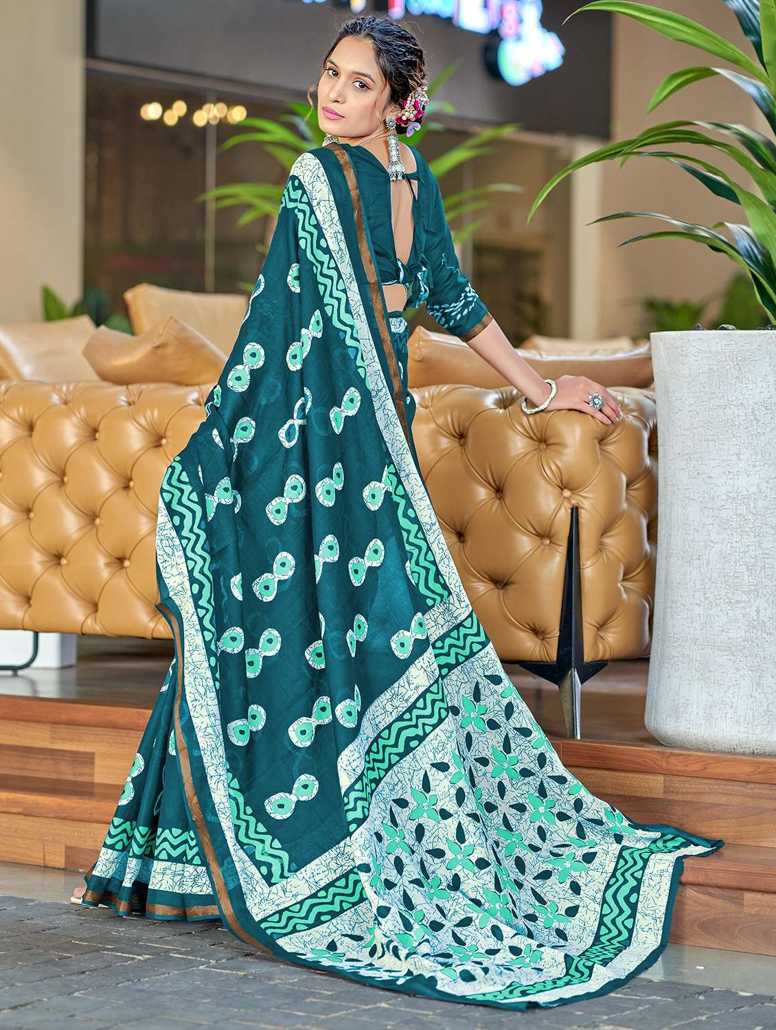 women printed casual wear saree with blouse - 21905388 - Standard Image - 1