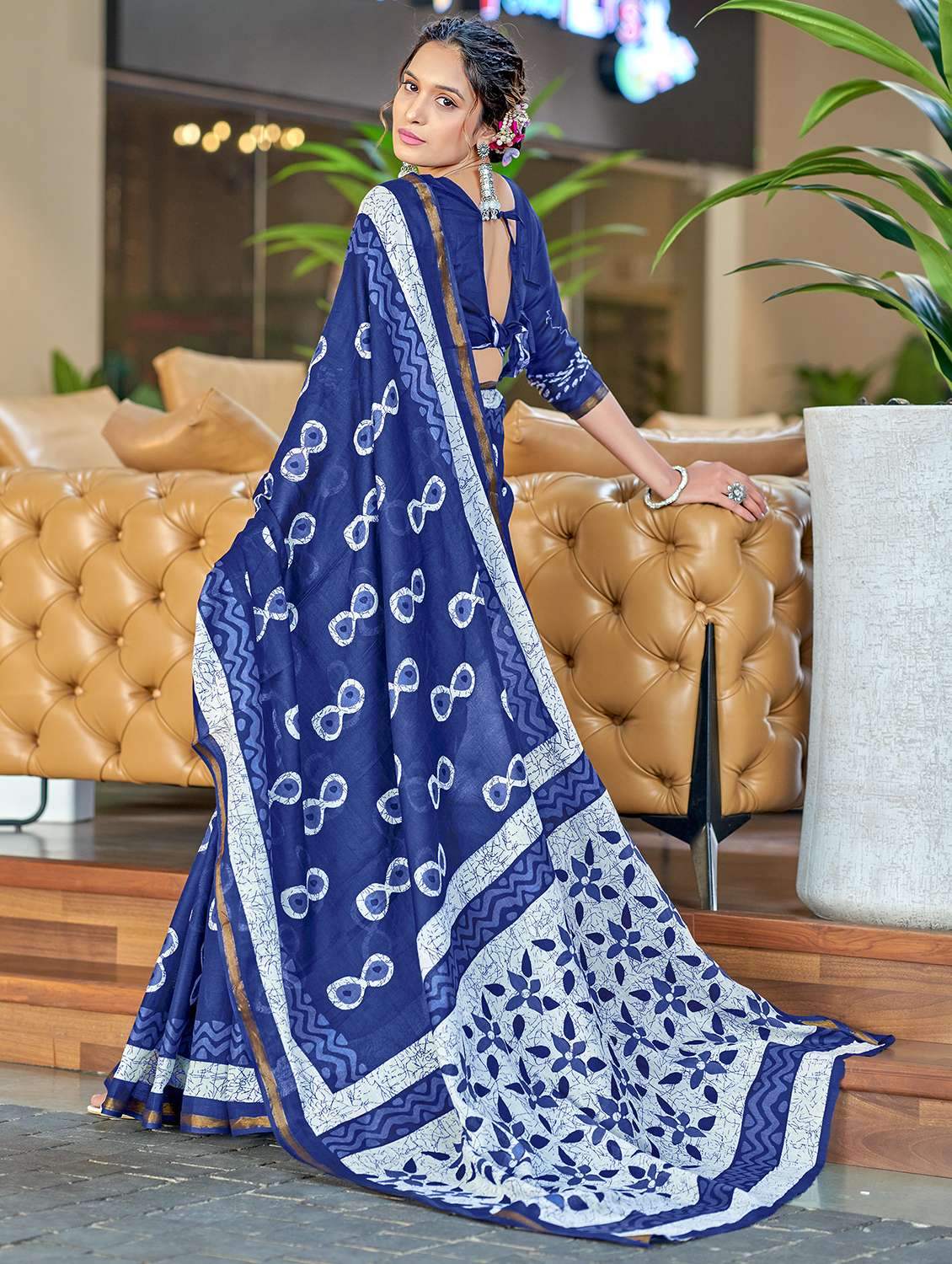 women printed casual wear saree with blouse - 21905389 - Standard Image - 1