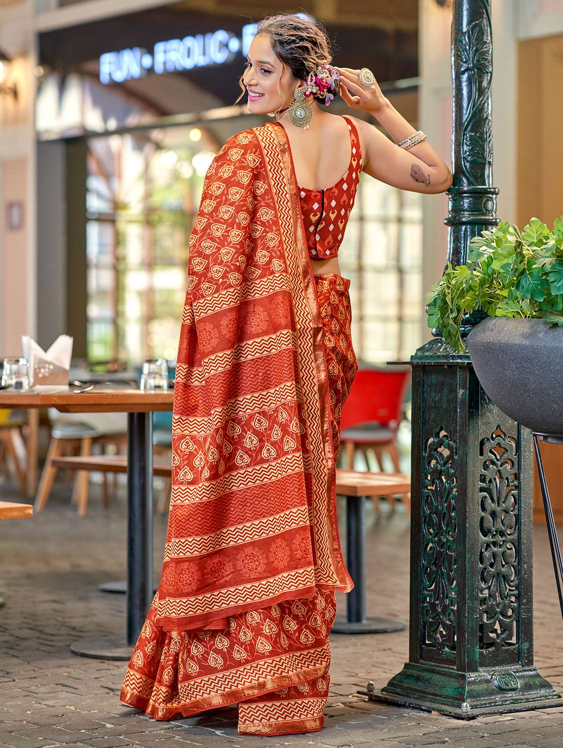 women printed casual wear saree with blouse - 21905393 -  Standard Image - 1
