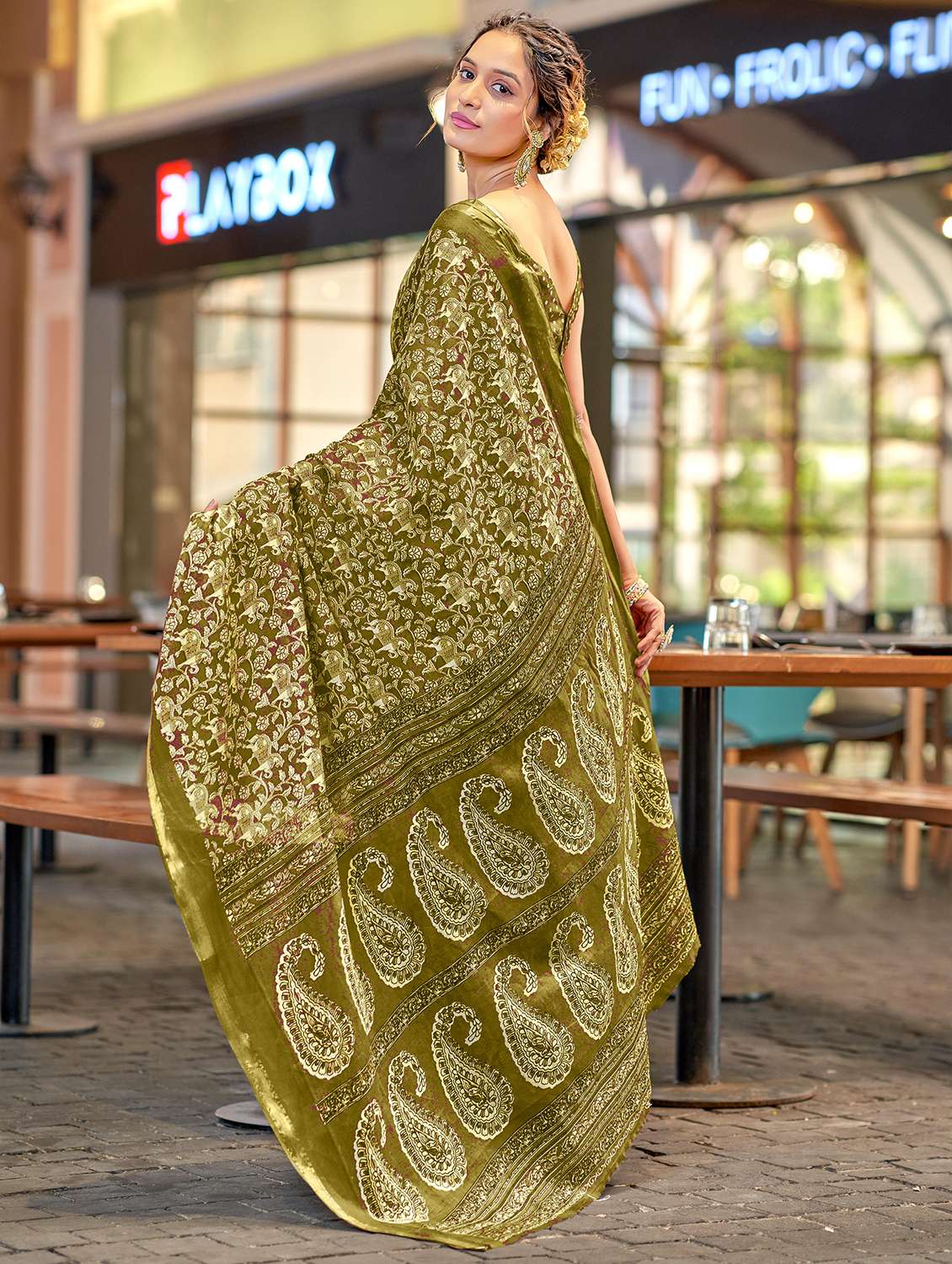 women printed casual wear saree with blouse - 21905397 -  Standard Image - 1