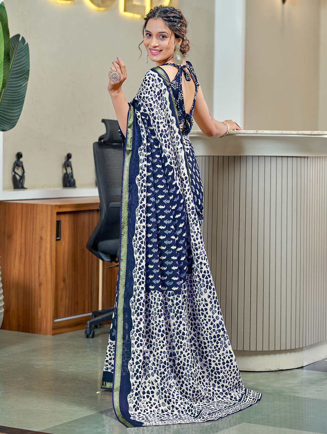 women printed casual wear saree with blouse - 21905403 - Standard Image - 1