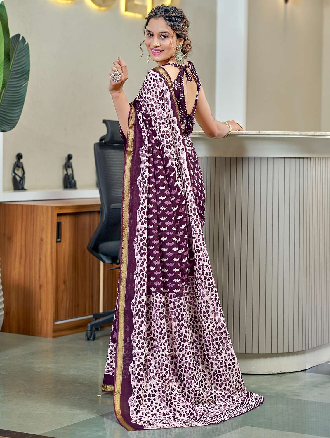 women printed casual wear saree with blouse - 21905404 -  Standard Image - 1