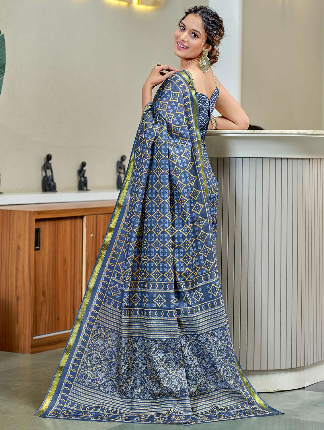 women printed casual wear saree with blouse - 21905406 - Standard Image - 1