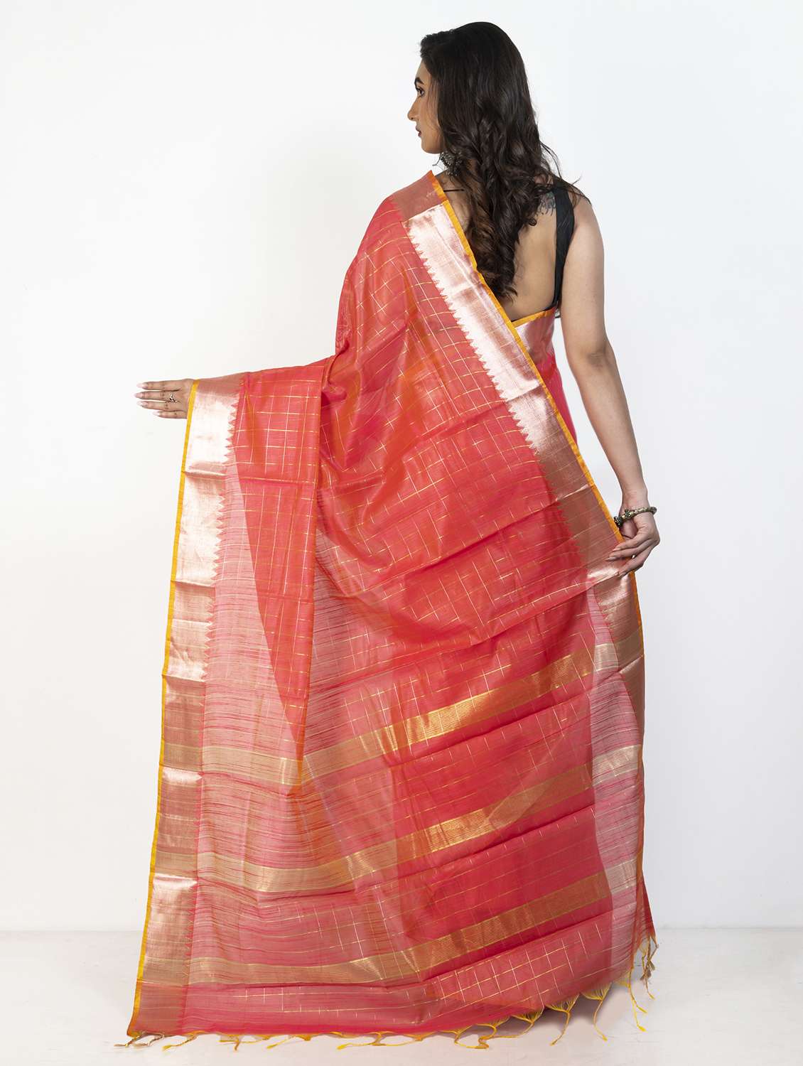 women checkered golden bordered saree with blouse - 21905664 -  Standard Image - 1