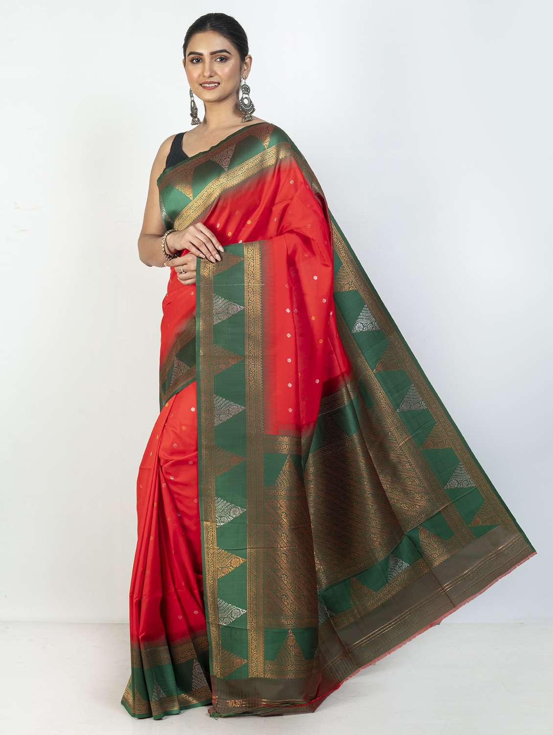 women self design bordered saree with blouse - 21905696 - Standard Image - 1