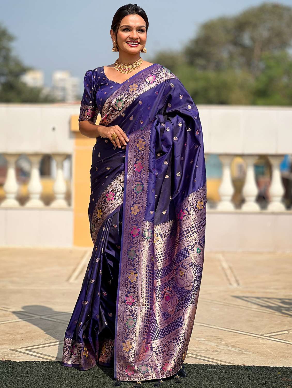 women self design banarasi saree with blouse