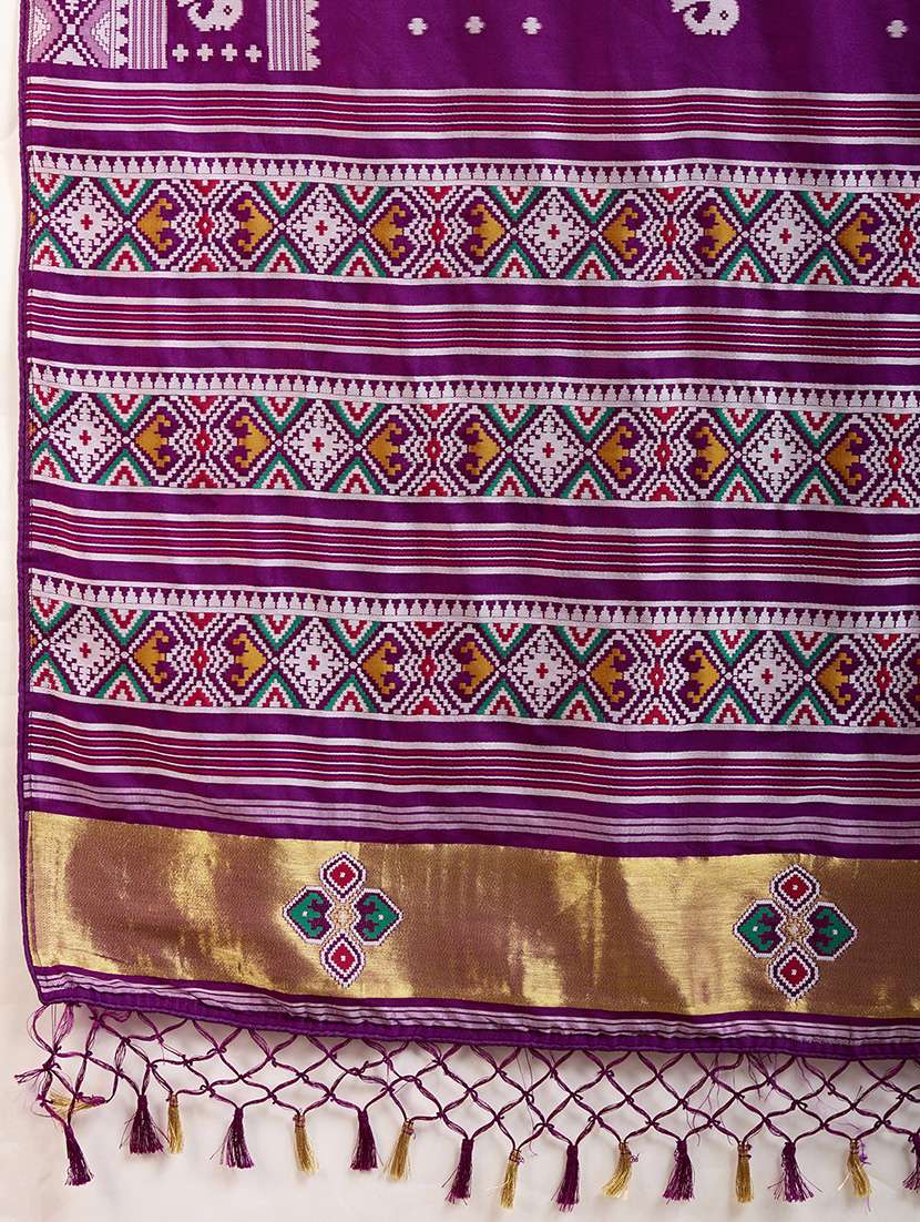 women ikat printed saree with blouse - 21905796 - Standard Image - 4