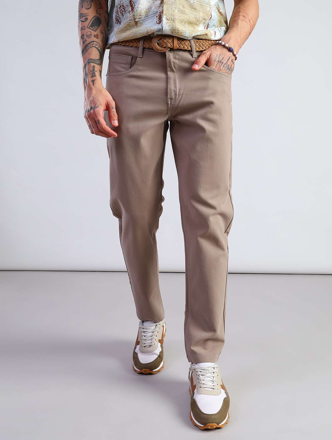 men solid mid rise chinos casual trouser