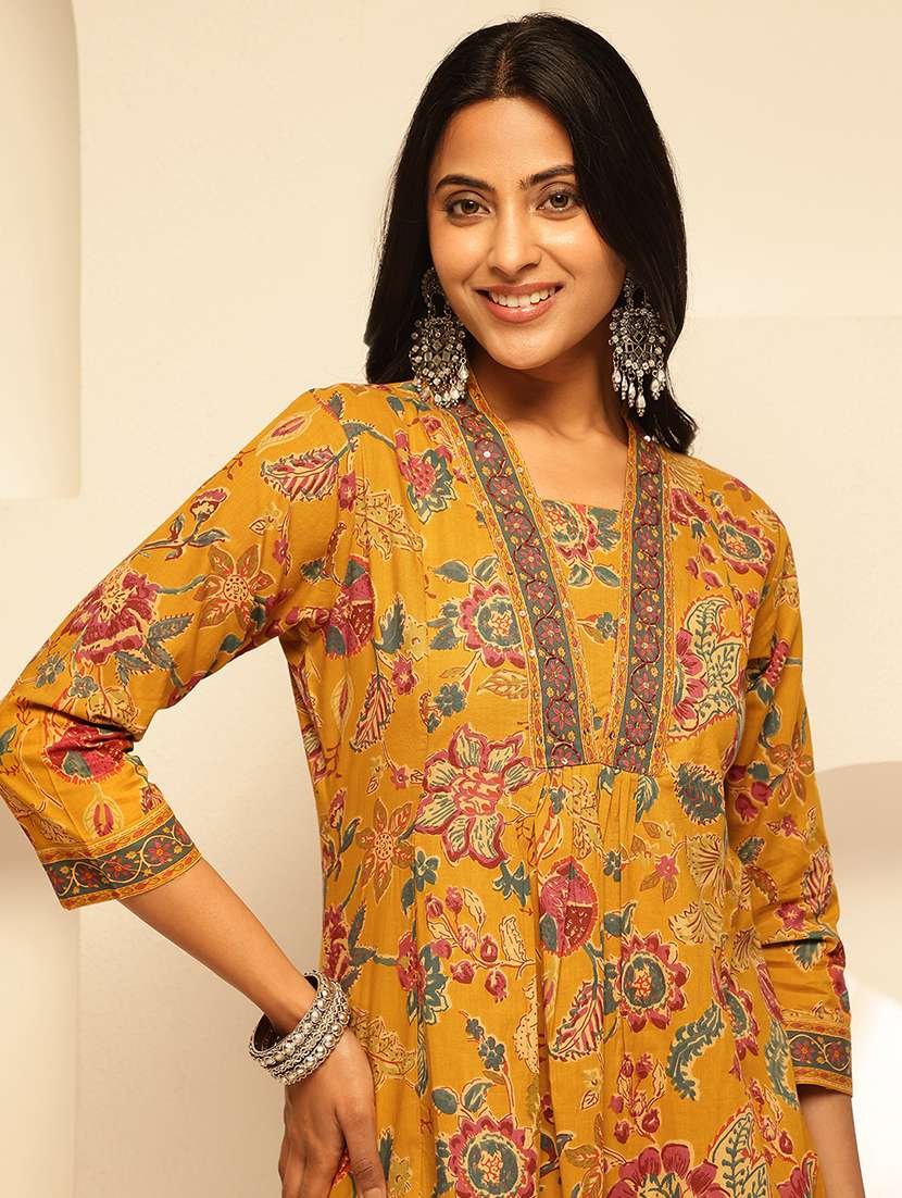 women three quarter sleeve kurta palazzo with dupatta set - 21909948 -  Standard Image - 4