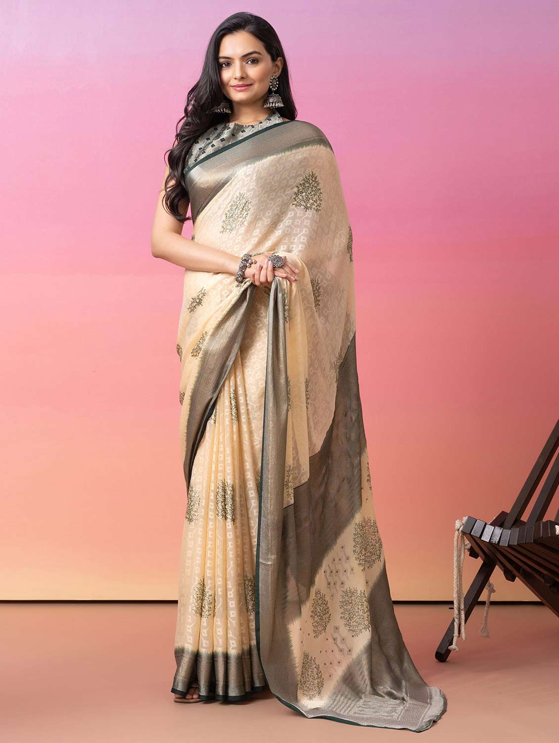 women printed casual wear saree with blouse - 21912350 - Zoom Image - 0