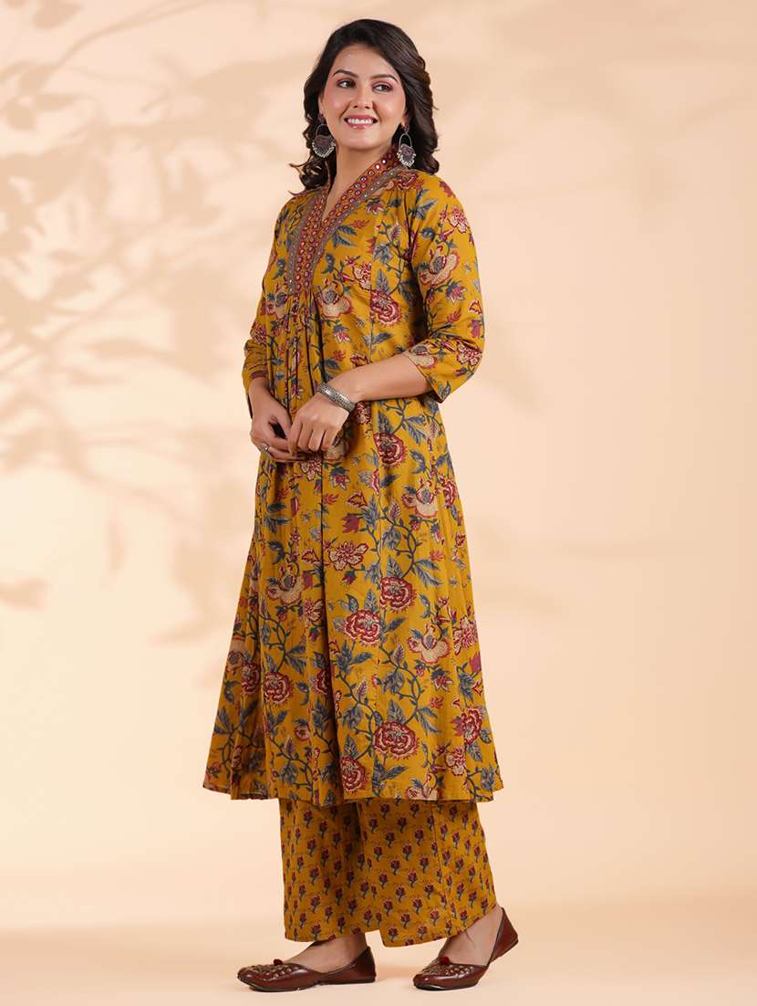 women three quarter sleeve kurta palazzo with dupatta set - 21913224 - Standard Image - 4