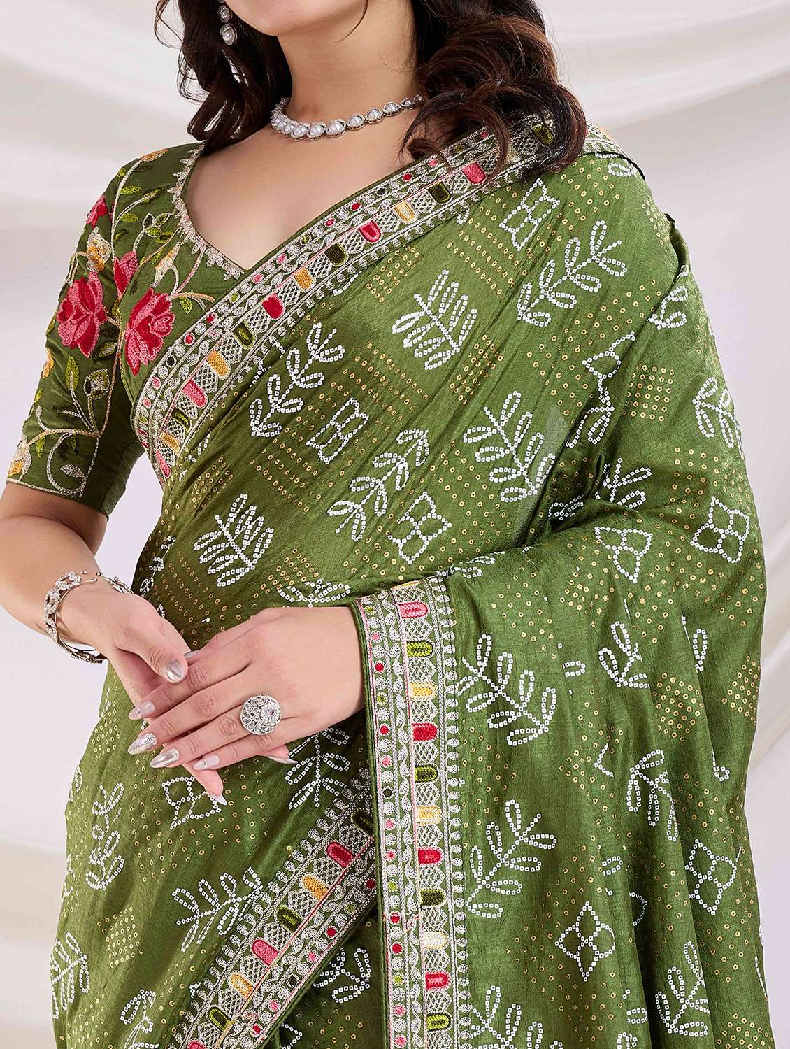 women bandhani printed bordered saree with blouse - 21916229 - Standard Image - 4