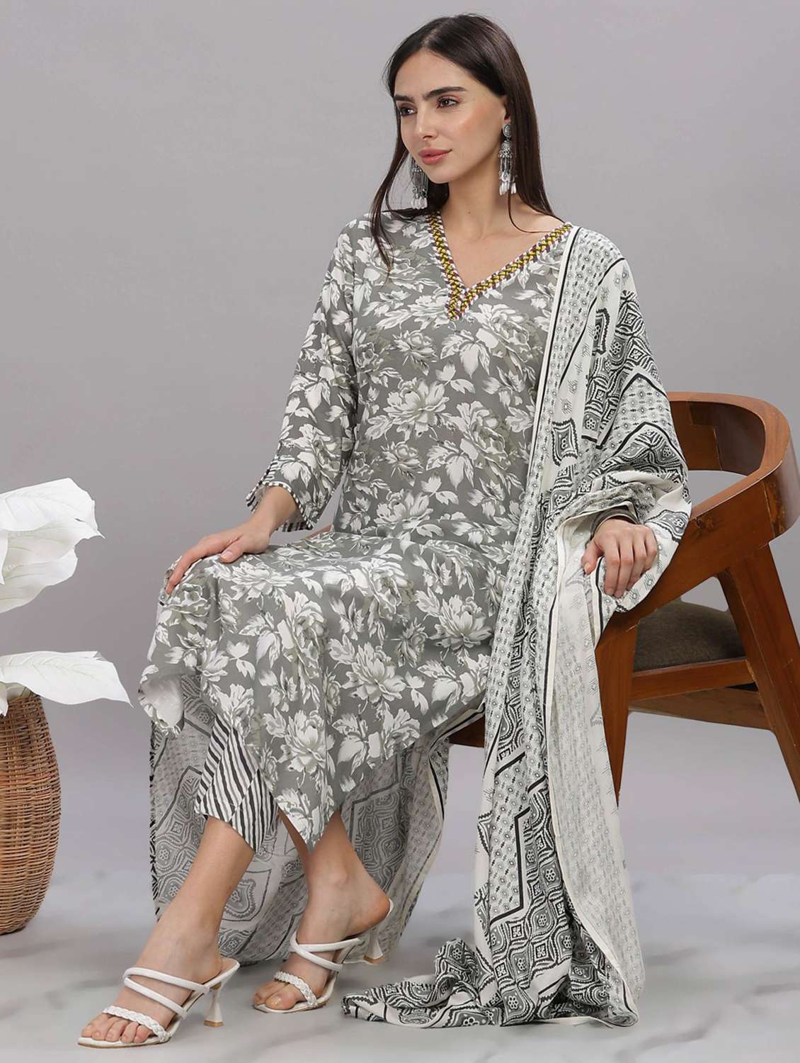 women three quarter sleeve kurta pant with dupatta set - 21916651 - Standard Image - 4
