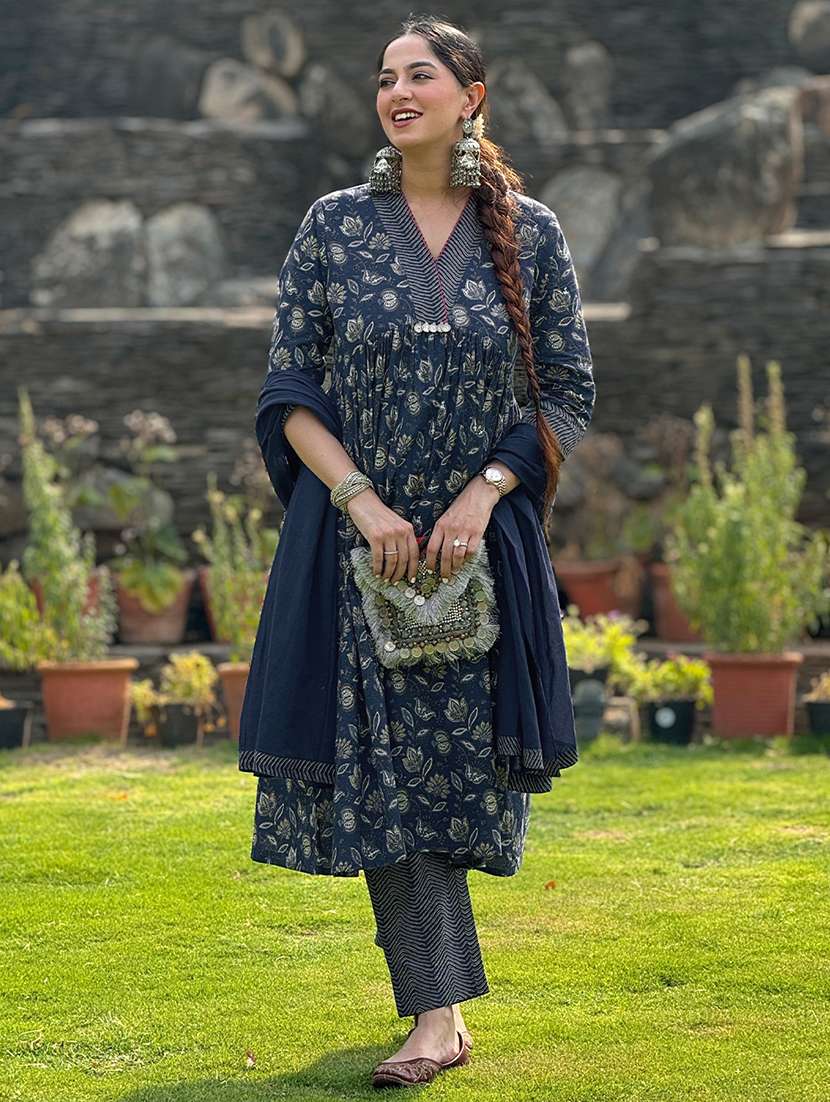 women three quarter sleeve kurta pant with dupatta set - 21922406 -  Standard Image - 4