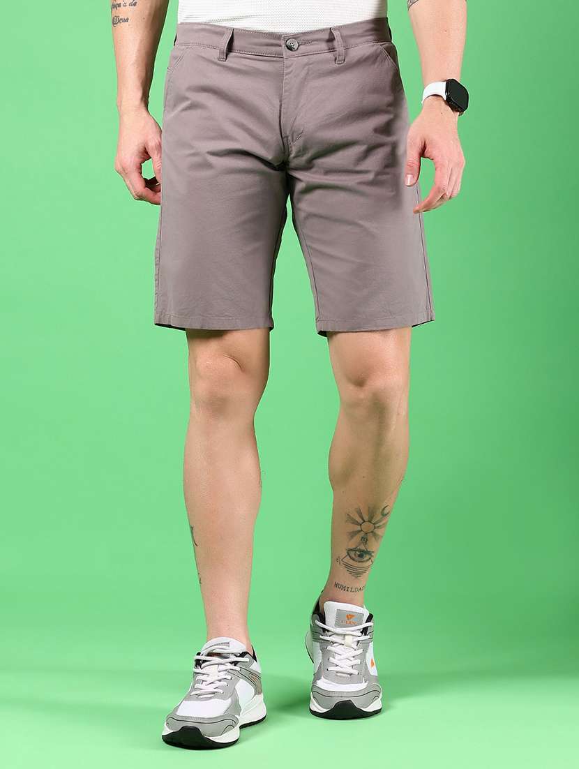 men solid mid rise regular shorts