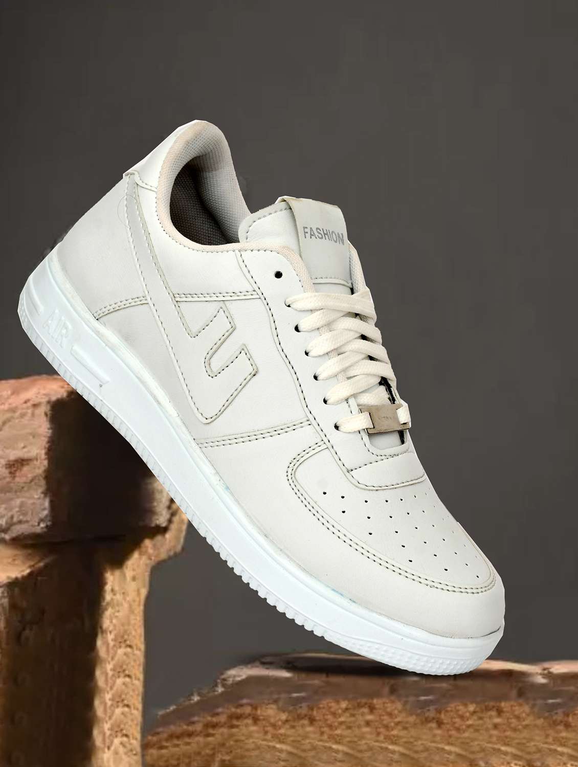 men white solid lace up sneaker