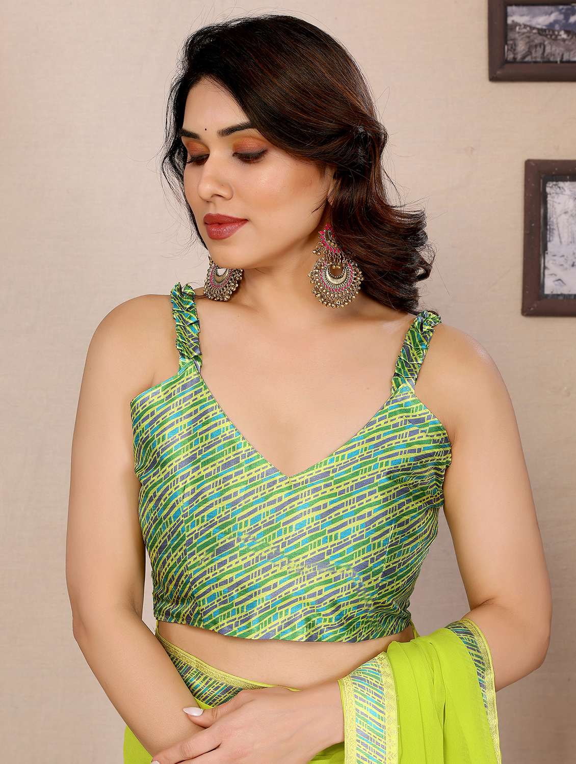 Women Solid With Bordered Saree With Blouse